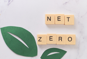 Schemat funkcjonowania Europejskiego Systemu Handlu Emisjami (EU ETS) – limity, uprawnienia, emisje CO₂.