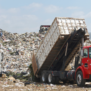 Transgraniczne przemieszczanie odpadów – nowe przepisy UE i wyższe kary za nielegalne transporty.