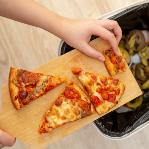 Załącznik do dyrektywy w sprawie odpadów – rozszerzona odpowiedzialność producenta dla tekstyliów i obuwia: wykaz kategorii wyrobów, opisy zakresu oraz zasada traktowania selektywnie zebranych tekstyliów jako odpadów.