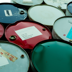 Olej odpadowy w beczkach i pojemnikach – gospodarka olejami odpadowymi po raporcie NIK, obowiązki BDO i ryzyka kontroli.