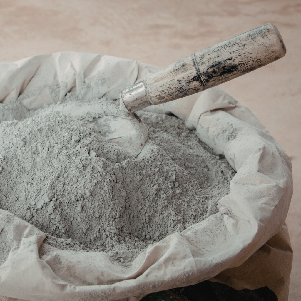 Importer analizujący dokumenty CBAM dotyczące emisji wbudowanych w towary sprowadzane spoza Unii Europejskiej.