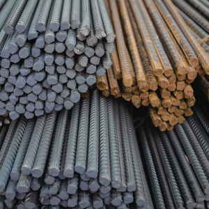 Importer analizujący dokumenty CBAM dotyczące emisji wbudowanych w towary sprowadzane spoza Unii Europejskiej.