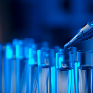 PFAS to grupa tysięcy substancji chemicznych określanych jako wieczne chemikalia. Sprawdź, czym są PFAS, gdzie występują i jakie obowiązki mogą wynikać z przepisów UE.