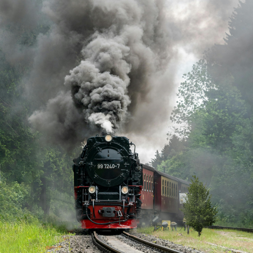 Jak liczyć emisje z usług transportowych? Wyjaśniamy zasady wynikające z rozporządzenia UE 2026/1030, normy ISO 14083 oraz obowiązki przedsiębiorców.
