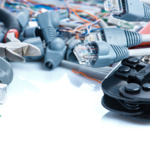 Czym jest WEEE? Sprawdź, co oznacza zużyty sprzęt elektryczny i elektroniczny, jakie obowiązki dotyczą przedsiębiorców oraz jaka jest podstawa prawna WEEE.